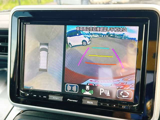 【全方位カメラ】上空からの視点で駐車を行なうことが可能です。狭い場所での駐車にはとても役立ちます♪