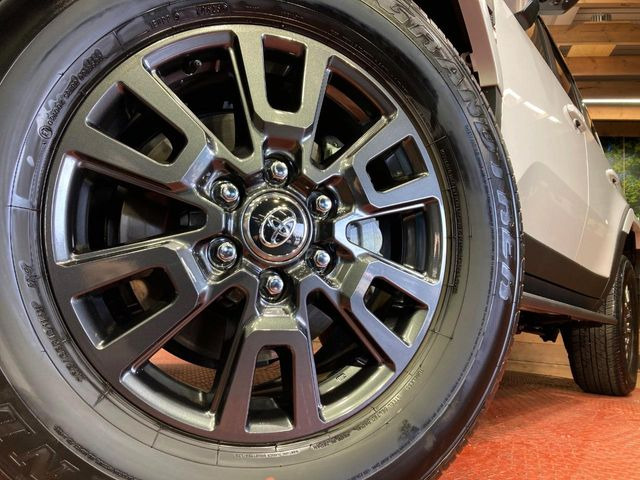 �y����18�C���`�A���~�z�C�[���z�O�ςɃ}�b�`���������A���~�z�C�[���𑕒����Ă���܂��B�e��ЊO�A���~�z�C�[����A�X�^�b�h���X�^�C�����戵�����Ă���܂��B���񂲑��k����������