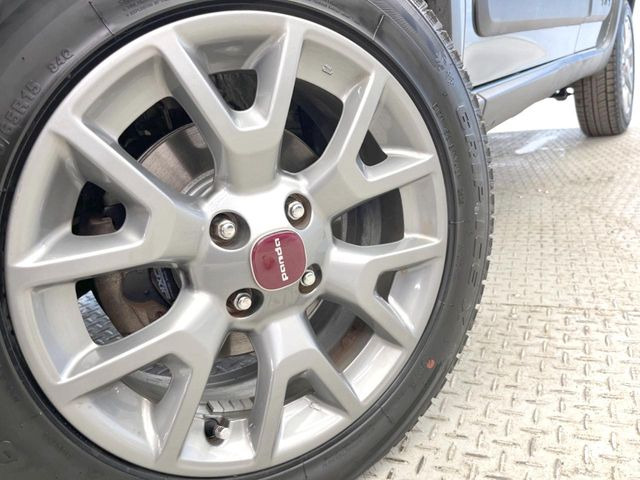 ●純正15インチアルミホイール:輸入車ならではの卓越した走りを支えるホイールと足回りです!日本車の走りに慣れている方にもぜひ体感して頂きたいほど、高いレベルでまとまっています!