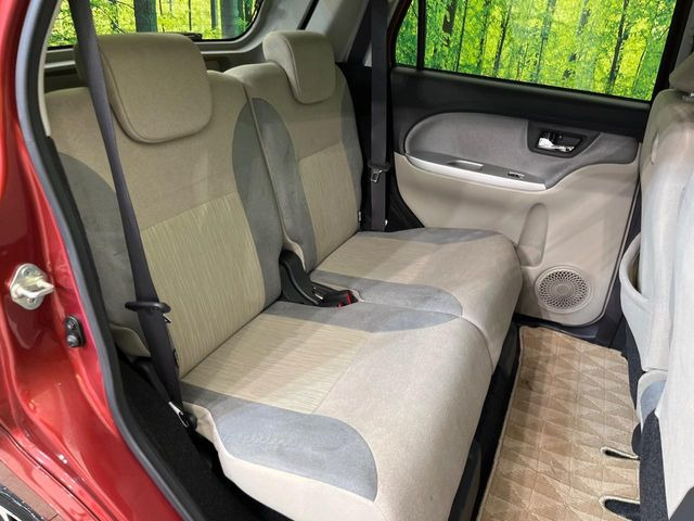 広々とした2列目シートは居住性が高く、居心地も快適!友達や家族とのお出かけにぴったりです。ベビーシートやチャイルドシート使用時も快適にお過ごしいただける十分な空間を確保しています。
