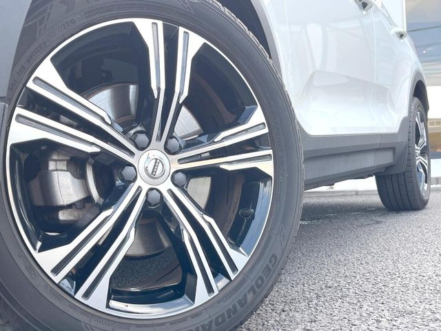 ●純正19インチアルミホイール:輸入車ならではの卓越した走りを支えるホイールと足回りです!日本車の走りに慣れている方にもぜひ体感して頂きたいほど、高いレベルでまとまっています!