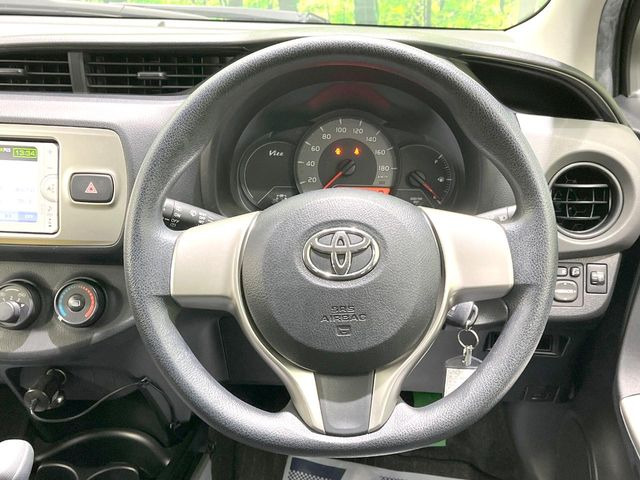 �C���e���A�ɍ��킹���f�U�C���̃X�e�A�����O�́A�^�]�������̂��Ƃ��l���A�^�]���₷���`��A�傫���ł��B�����x�A���ۂɐG���Ă��m���߂��������B