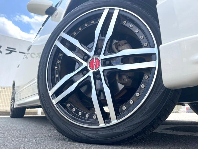 【18インチアルミホイール】外観にマッチしたアルミホイールを装着しております。各種アルミホイールや、スタッドレスタイヤも取扱いしております。是非ご相談ください♪
