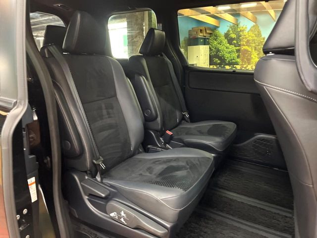 後部座席も気になるようなキズ・汚れやへたり等、大きなダメージはなく、良好な状態です。