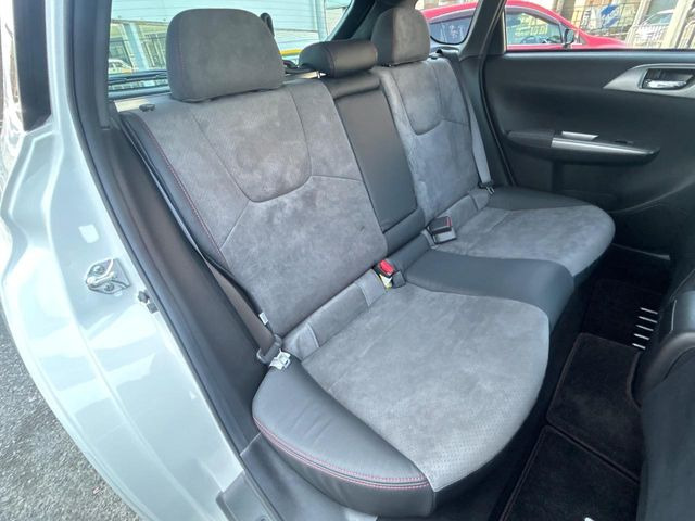 後部座席も気になるようなキズ・汚れやへたり等、大きなダメージはなく、良好な状態です。