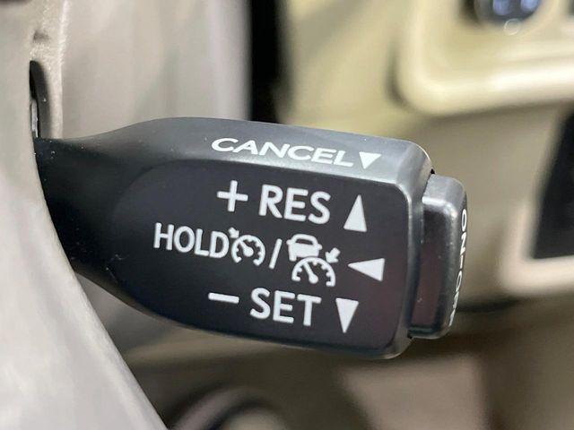 【レーダークルーズコントロール】高速道路での長距離走行が楽に!!自動で速度を保つクルーズコントロールが、衝突軽減システムと連携し、前方の車両を感知して車間を保つように速度調節してくれます!!