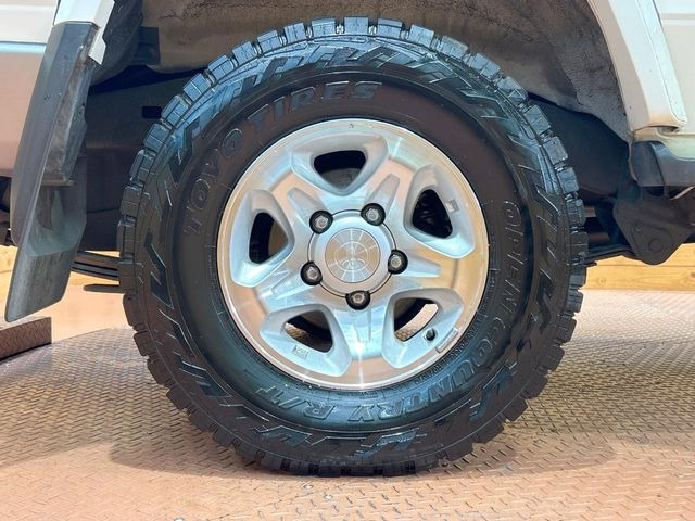 �y����16�C���`�A���~�z�C�[���z�O�ςɃ}�b�`���������A���~�z�C�[���𑕒����Ă���܂��B�e��ЊO�A���~�z�C�[����A�X�^�b�h���X�^�C�����戵�����Ă���܂��B���񂲑��k����������