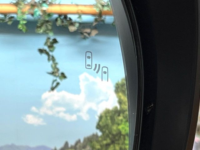 【ブラインドスポットモニター】走行中、ドアミラーの死角になりやすい箇所に後続車が接近するとサイドミラーのレンズに警告を表示!ドライバーに注意喚起をしてくれます。