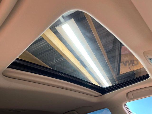【サンルーフ】開放感たっぷりの希少装備、サンルーフが装着されています!車内に明かりを取り入れたり景色を楽しむ以外にも、車内の空気も簡単に換気できて快適です!