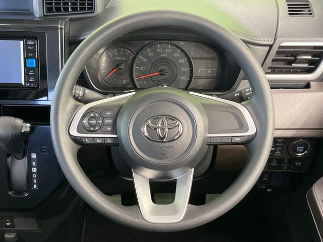 �C���e���A�ɍ��킹���f�U�C���̃X�e�A�����O�́A�^�]�������̂��Ƃ��l���A�^�]���₷���`��A�傫���ł��B�����x�A���ۂɐG���Ă��m���߂��������B