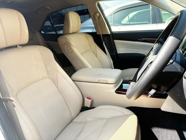 【ベージュレザーシート】デザイン性が高く、高級感のあるベージュ革シート。常に体に触れる部分だから、座り心地の良さにはこだわりたいですね♪汚れの付着や劣化を抑制する内装コーティング施工もおススメですよ♪