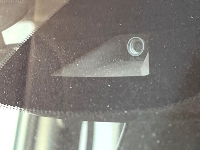 【エマージェンシーブレーキ】走行中に前方の車両等を認識し、衝突しそうな時は警報とブレーキで衝突回避と被害軽減をアシスト。より安全にドライブをお楽しみいただけます。