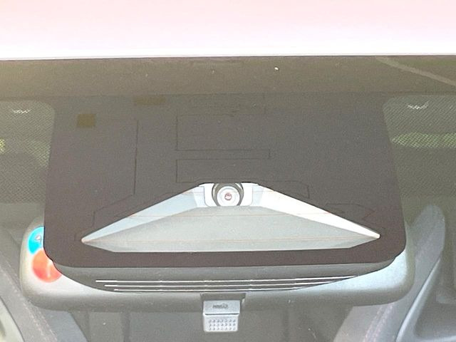 【トヨタセーフティセンス】走行中に前方の車両等を認識し、衝突しそうな時は警報とブレーキで衝突回避と被害軽減をアシスト。より安全にドライブをお楽しみいただけます。