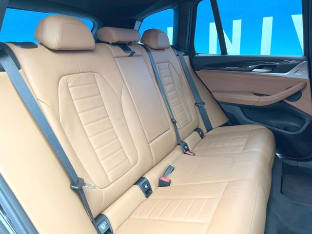 ●後部座席も気になるようなキズ・汚れやへたり等、大きなダメージはなく、良好な状態です。