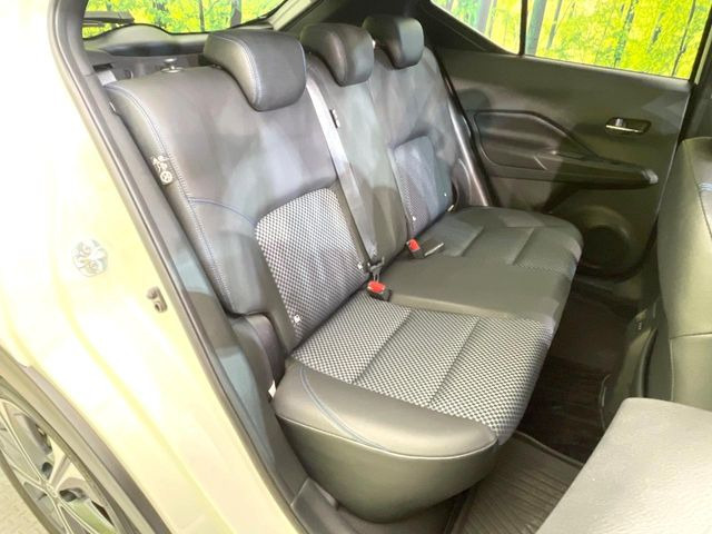 後部座席も気になるようなキズ・汚れやへたり等、大きなダメージはなく、良好な状態です。