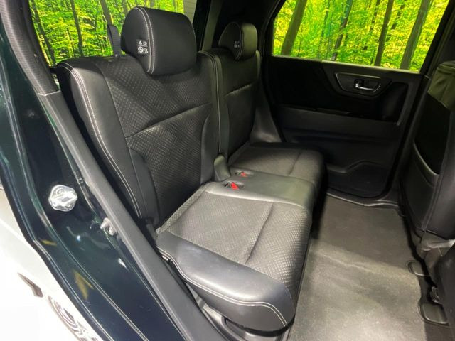後部座席も気になるようなキズ・汚れやへたり等、大きなダメージはなく、良好な状態です。