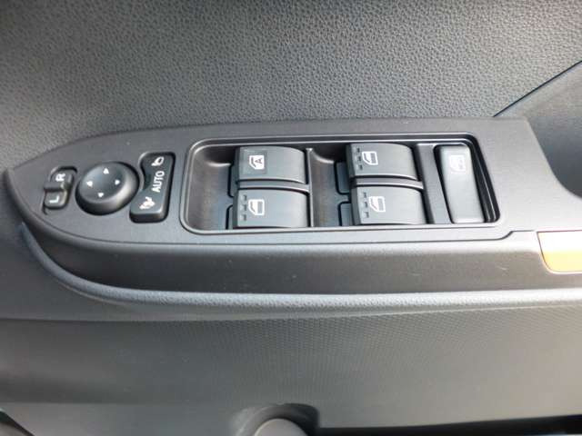 電動格納ドアミラーも付いてます。