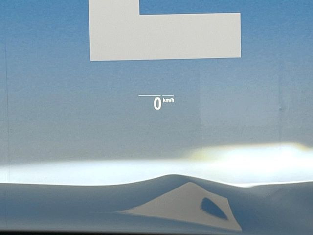 ●ヘッドアップディスプレイ:現在の速度や走行情報をデジタル表示で運転席前方のガラスに投影!運転中、視線をずらさず必要な情報を確認できるのでとっても便利で安心!