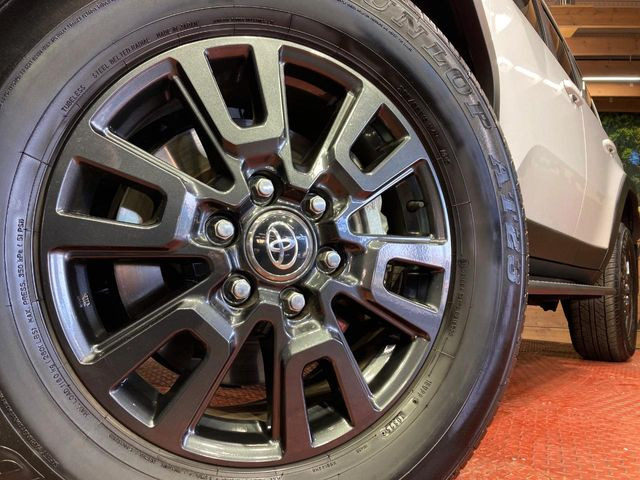 �y����18�C���`�A���~�z�C�[���z�O�ςɃ}�b�`���������A���~�z�C�[���𑕒����Ă���܂��B�e��ЊO�A���~�z�C�[����A�X�^�b�h���X�^�C�����戵�����Ă���܂��B���񂲑��k����������