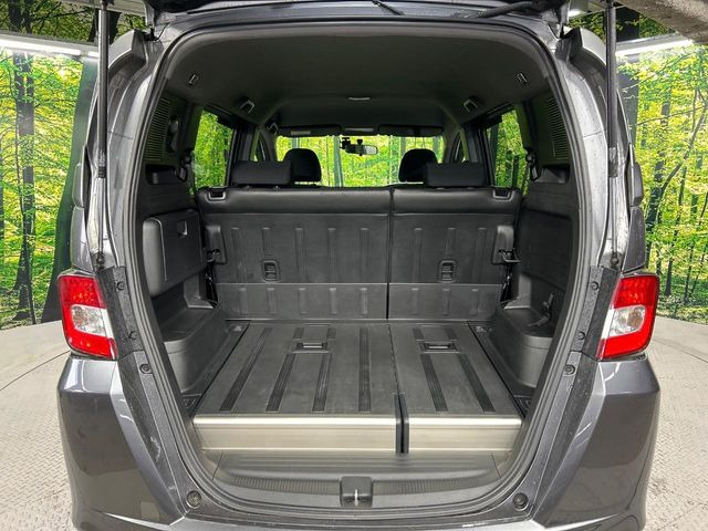 ���i�̂���������ʋ΁A���}���ɏ\���ȉ׎��X�y�[�X���m�ۂ��Ă���܂��B�Z�J���h�V�[�g��|���ƁA�傫�ȉו��̐ύڂ��\�ł���