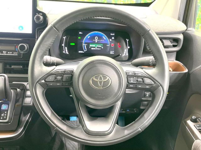 �C���e���A�ɍ��킹���f�U�C���̃X�e�A�����O�́A�^�]�������̂��Ƃ��l���A�^�]���₷���`��A�傫���ł��B�����x�A���ۂɐG���Ă��m���߂��������B