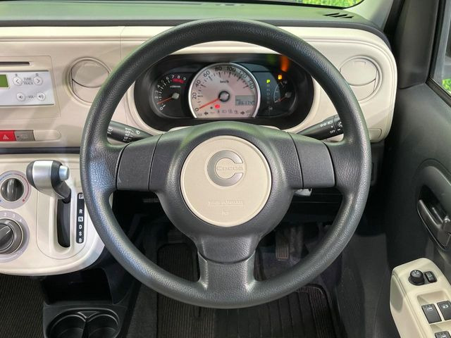 �C���e���A�ɍ��킹���f�U�C���̃X�e�A�����O�́A�^�]�������̂��Ƃ��l���A�^�]���₷���`��A�傫���ł��B�����x�A���ۂɐG���Ă��m���߂��������B