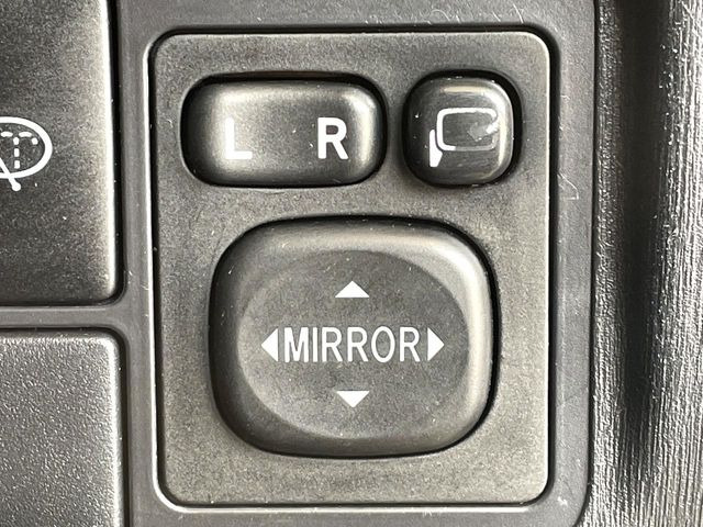 �y�d���i�[�~���[�z�T�C�h�~���[�͓d���i�[���ƂȂ��Ă���A�������ԏ�ł��L�Y�������X�N��}�����܂��B