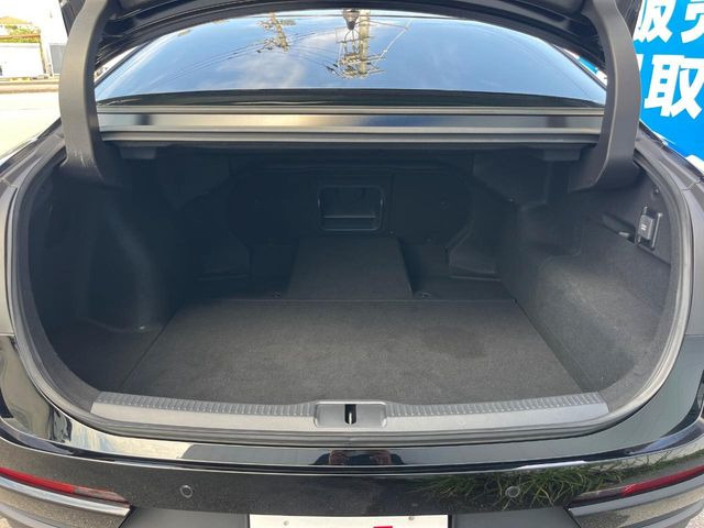 積み下ろしのしやすいデッキにはたっぷりと荷物を積み込んでいただけます。遊びから仕事まで、様々なシーンで頼れます♪