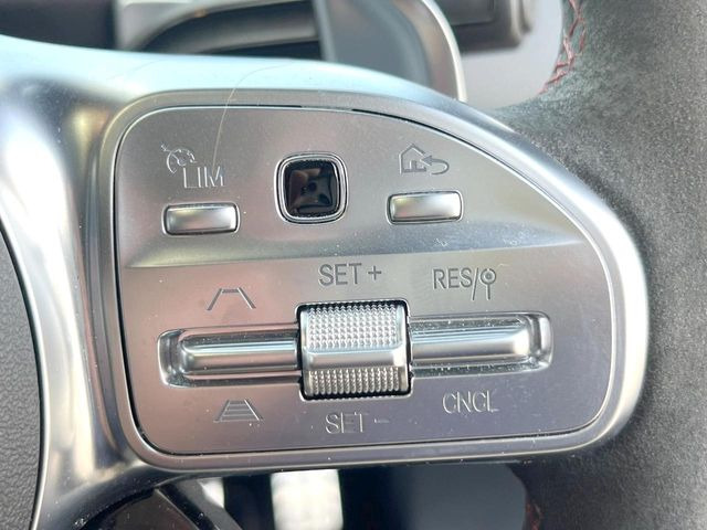 ●ディストロニックプラス:都市、郊外、高速道路などの走行時に、ステレオマルチパーパスカメラとレーダーセンサーにより、前走車を認識して速度に応じた車間距離を維持する次世代のクルコン!