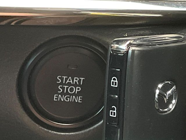 【アドバンストキー】カバンやポケットに入れたままでもドアの施錠・解錠が可能なスマートキーを装備。エンジンのオン・オフ時もカギを取り出す必要が無いからとっても便利です♪