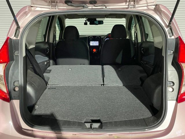 普段のお買い物や通勤、送迎等に十分な荷室スペースを確保しております。セカンドシートを倒すと、大きな荷物の積載も可能です♪