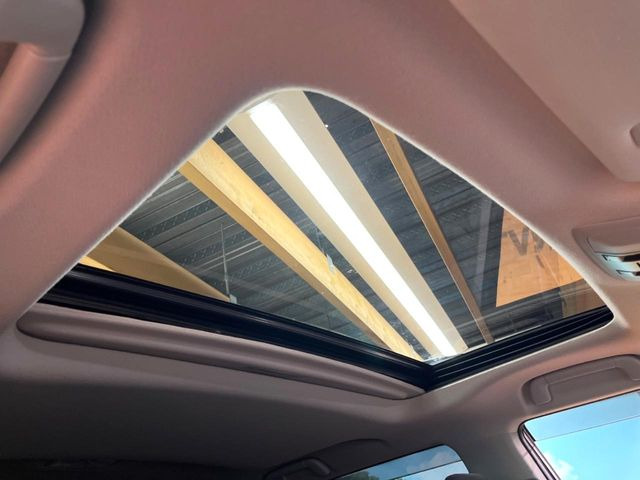 【サンルーフ】開放感たっぷりの希少装備、サンルーフが装着されています!車内に明かりを取り入れたり景色を楽しむ以外にも、車内の空気も簡単に換気できて快適です!
