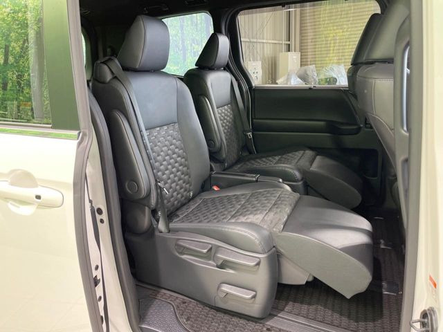 【オットマン付セカンドシート】足を延ばしてリラックスしたいときに便利なオットマン!ロングドライブや仮眠の際にもゆったり快適にお過ごしいただけます♪