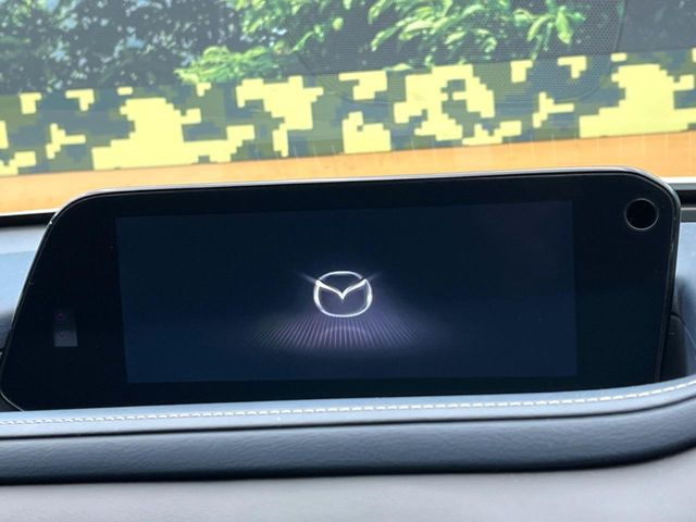 【8.8インチマツダコネクト】車内の雰囲気にマッチした大型のディスプレイ。スマホ接続でのナビ使用やBluetooth再生等、様々な機能が楽しめます。直感的なダイヤル操作が可能で、使い勝手も良好です。