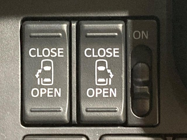 【両側パワースライドドア】スマートキーや運転席のスイッチで後席両側スライドドアの開閉が可能♪電動だから力を入れてドアを開ける必要が無く、小さなお子様でも簡単に開け閉めでき快適です♪