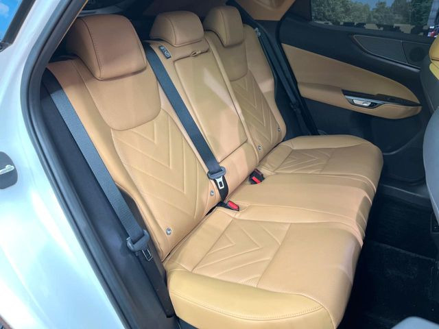 後部座席も気になるようなキズ・汚れやへたり等、大きなダメージはなく、良好な状態です。