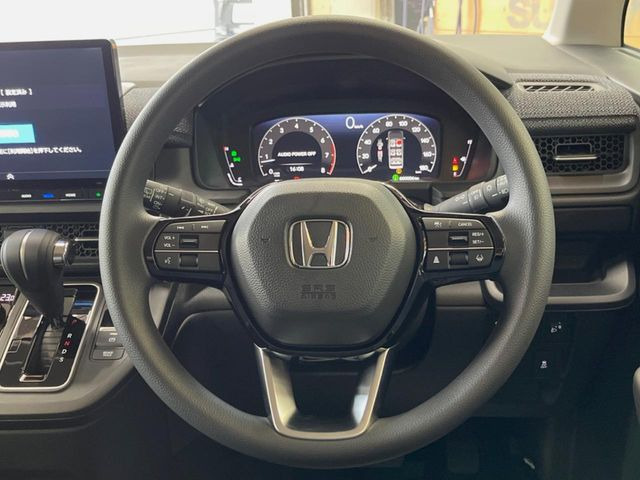 �C���e���A�ɍ��킹���f�U�C���̃X�e�A�����O�́A�^�]�������̂��Ƃ��l���A�^�]���₷���`��A�傫���ł��B�����x�A���ۂɐG���Ă��m���߂��������B