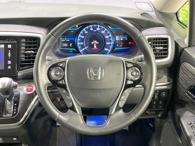 �C���e���A�ɍ��킹���f�U�C���̃X�e�A�����O�́A�^�]�������̂��Ƃ��l���A�^�]���₷���`��A�傫���ł��B�����x�A���ۂɐG���Ă��m���߂��������B