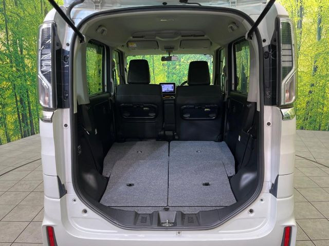 ���i�̂���������ʋ΁A���}���ɏ\���ȉ׎��X�y�[�X���m�ۂ��Ă���܂��B�Z�J���h�V�[�g��|���ƁA�傫�ȉו��̐ύڂ��\�ł���