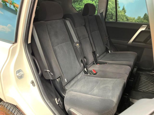 後部座席も気になるようなキズ・汚れやへたり等、大きなダメージはなく、良好な状態です。