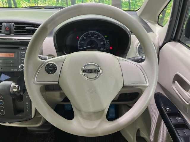 �C���e���A�ɍ��킹���f�U�C���̃X�e�A�����O�́A�^�]�������̂��Ƃ��l���A�^�]���₷���`��A�傫���ł��B�����x�A���ۂɐG���Ă��m���߂��������B