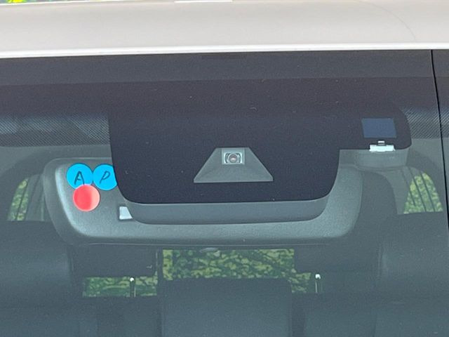 【トヨタセーフティセンス】走行中に前方の車両等を認識し、衝突しそうな時は警報とブレーキで衝突回避と被害軽減をアシスト。より安全にドライブをお楽しみいただけます。