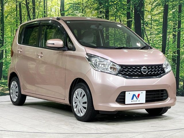 高透明度のガラス皮膜で撥水はもちろん、上質なツヤ・光沢を実現。紫外線や酸性雨から大切な愛車を保護し、色あせ・劣化を防止。「弾スプラッシュコート」、「弾プリミッサコート」からお選びいただけます。