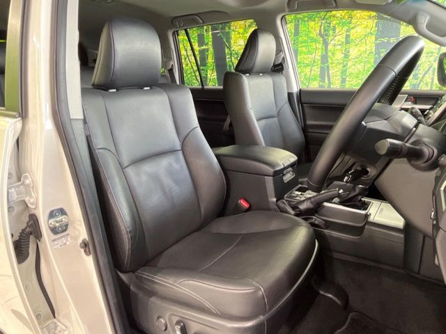 【合皮レザーシート】汚れのふき取りが容易でメンテナンスもが簡単な、機能性に優れる合成皮革を採用した上質なシートです。座り心地もよく、高級感あふれる心地良い車内空間を演出してくれます。