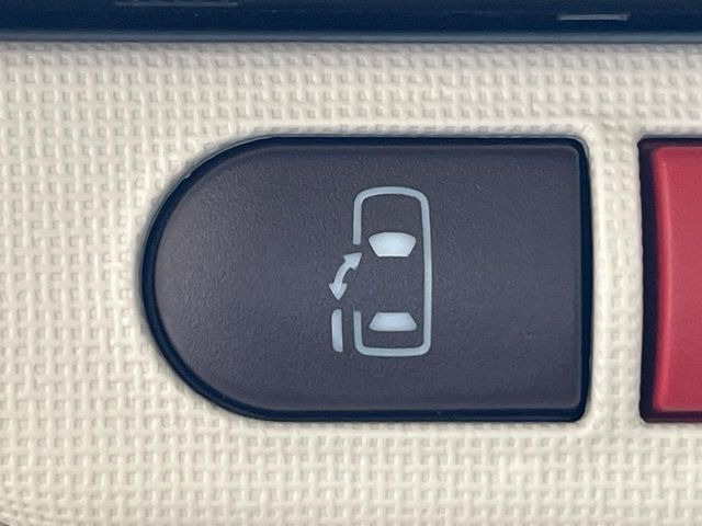 【パワースライドドア】スマートキーや運転席のスイッチでスライドドアの開閉が可能♪電動だから力を入れてドアを開ける必要が無く、小さいお子様でも、重い荷物を持っている時もラクに開け閉めできます♪