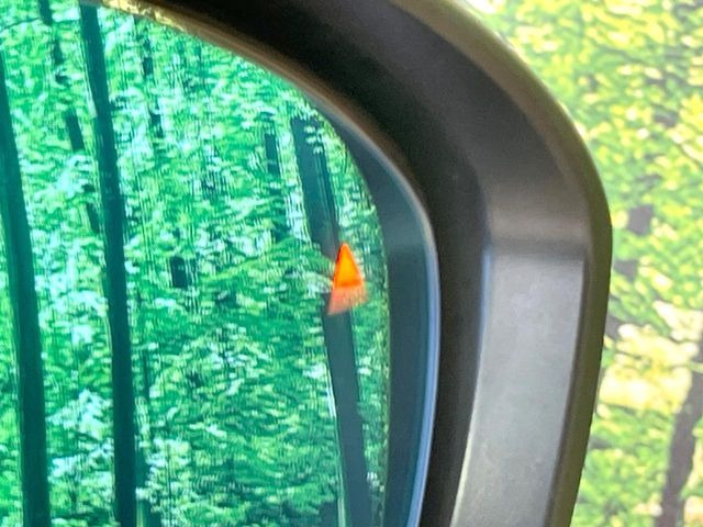 【後方車輛検知】走行中、ドアミラーの死角になりやすい箇所に後続車が接近するとサイドミラー付近に警告を表示、ドライバーに注意喚起をしてくれます。