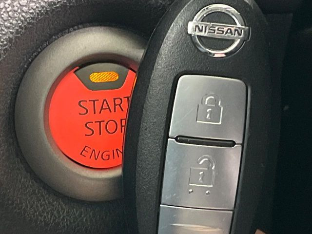 【インテリジェントキー】カバンやポケットに入れたままでもドアの施錠・解錠が可能なスマートキーを装備。エンジンのオン・オフ時もカギを取り出す必要が無いからとっても便利です♪