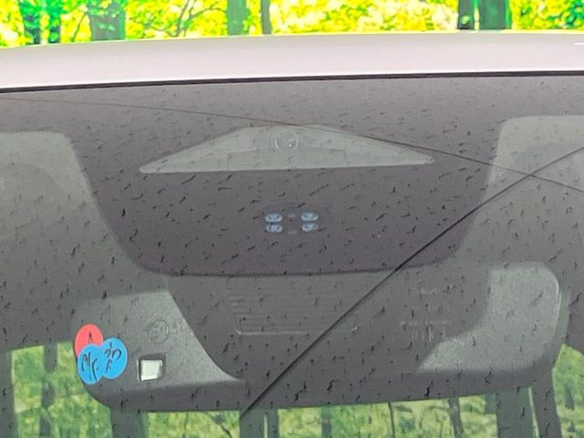 【ホンダセンシング】走行中に前方の車両等を認識し、衝突しそうな時は警報とブレーキで衝突回避と被害軽減をアシスト。より安全にドライブをお楽しみいただけます。