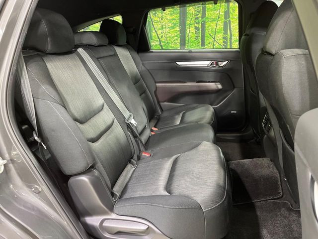 後部座席も気になるようなキズ・汚れやへたり等、大きなダメージはなく、良好な状態です。