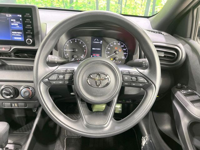 �C���e���A�ɍ��킹���f�U�C���̃X�e�A�����O�́A�^�]�������̂��Ƃ��l���A�^�]���₷���`��A�傫���ł��B�����x�A���ۂɐG���Ă��m���߂��������B